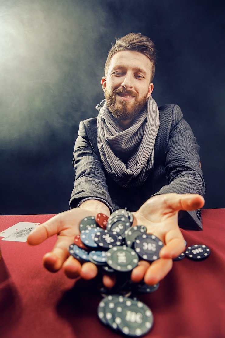 Putaran roda langsung oleh dealer profesional Dealer memutar roda roulette dalam aliran video live Lightning Roulette